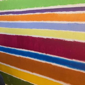 Farbstreifen an der Wand des Pflegzimmer in unterschiedlichen Stärken und Farben