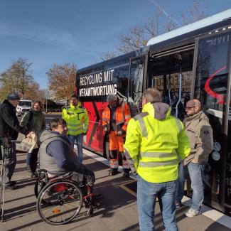 Bild zeigt Gruppe beim diskutieren der Einstiegssituation am Bus