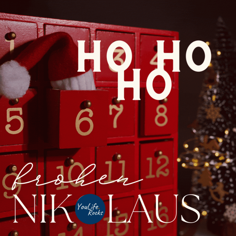 Ein rot angestrichener Schrank mit vielen Schubladen auf denen die Tage des Dezembers stehen. Die Schublade Nummer 6 ist leicht geöffnet und eine Nikolausmütze ragt heraus. Daneben steht geschrieben "Ho Ho Ho". Auf der unteren Bildhälfte steht "Frohen Nikolaus". Das "o" vom Nikolaus ist das YouLife.Rocks-Logo