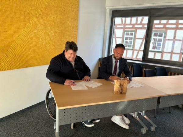 Bild zeigt Bürgermeister Maurer und Alexander Lang - Barrierefreies Leben beim unterschreiben der Rahmenvereinbarung