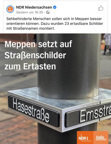 Bild zeigt Mast einer Ampel mit er tastbaren Straßennamen im Meppen NRW