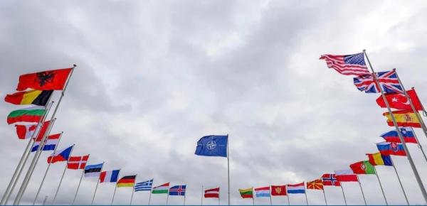 Bild zeigt: Die Flaggen der EU Staten umrunden die Europaflagge