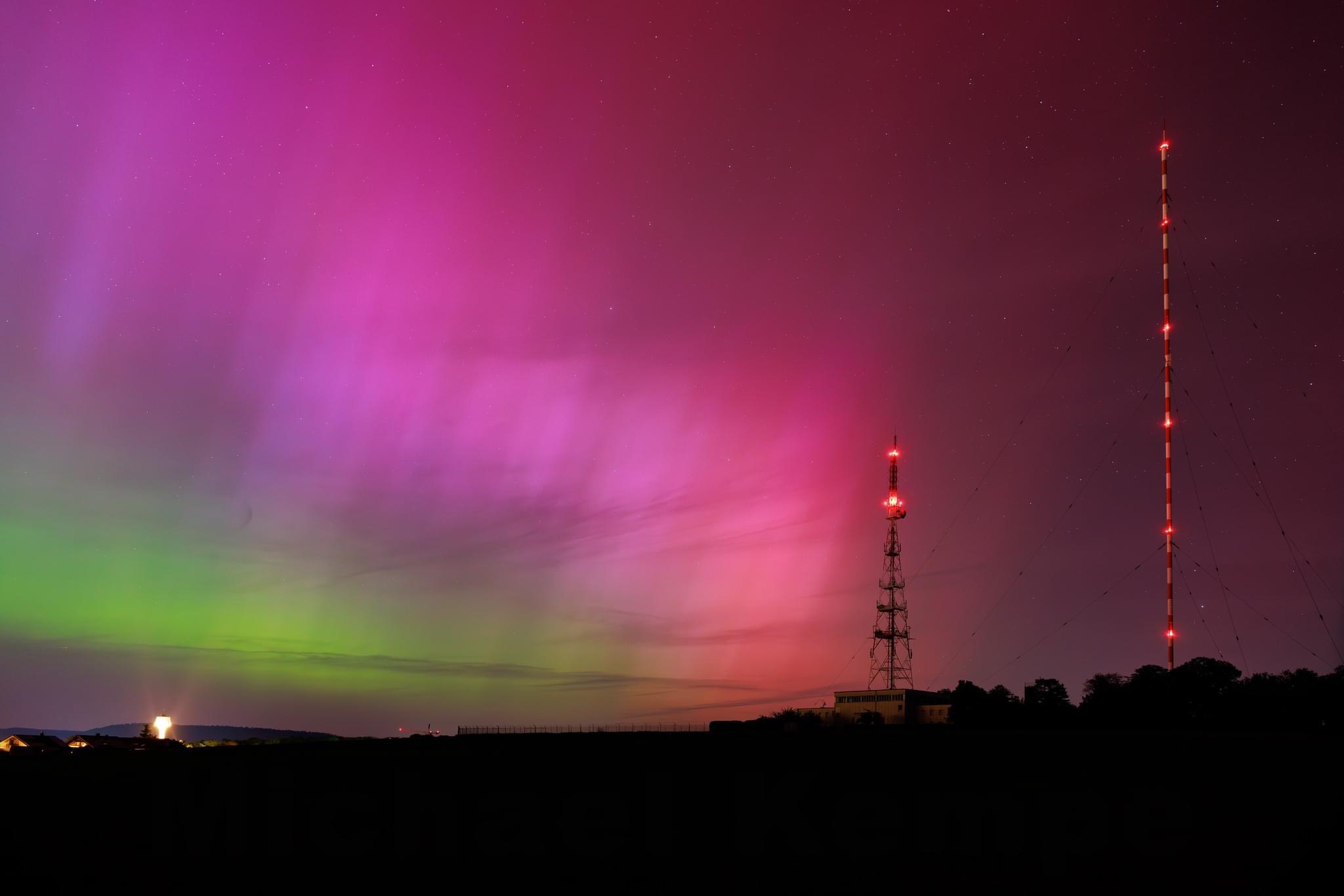 Mühlacker Sendertürme, vor dem vom Sonnensturm  entfachten Nordlicht 