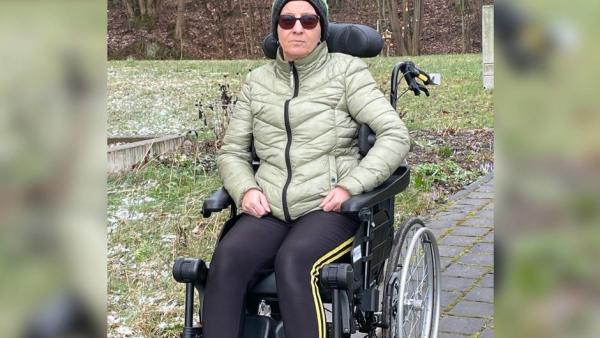 Bild zewigt Frau im Rollstuhl
