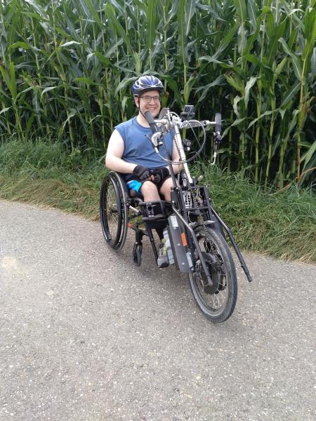 Philipp im Rollstuhl mit angedocktem Handbike.