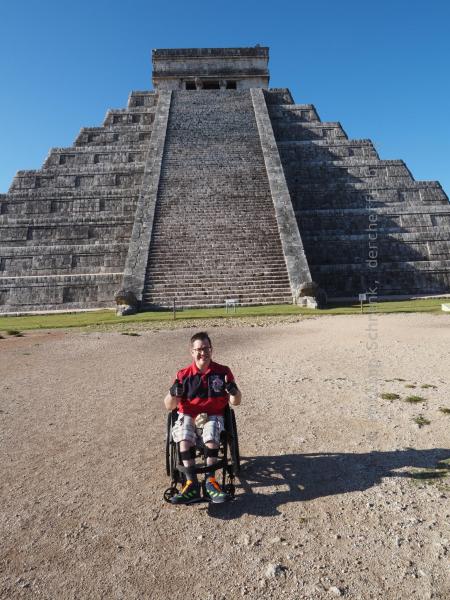 Philipp steht vor der Stufenpyramide von Chichén Itzá