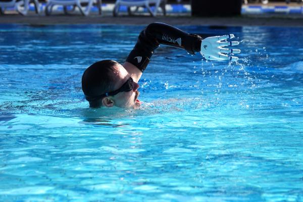 Bild zeigt Schwimmer mit Prothese