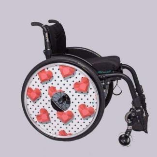 Rollstuhl mit individuellem Speichenschutz