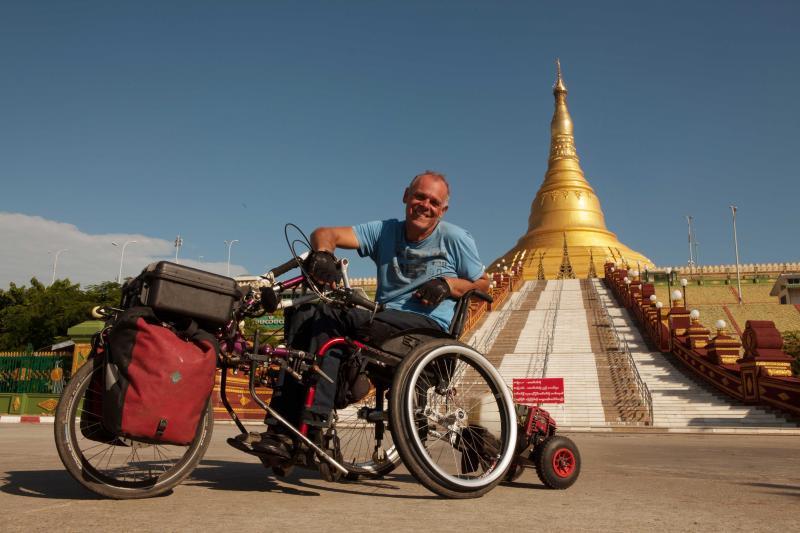 Andreas mit seinem Handbike vor einem Tempel in Myanmar