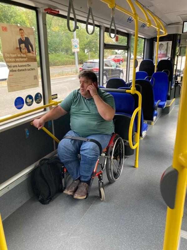 Bild zeigt den Autor im Bus mit dem Rollstuhl