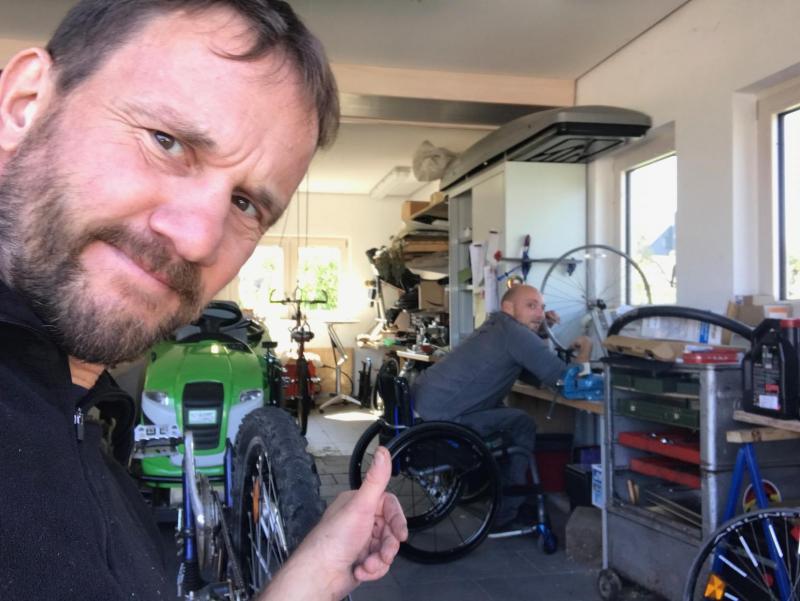 Blick in die Werkstatt Rollstuhlfahrer Peter und sein Freund im Rollstuhl richten die Fahrräder