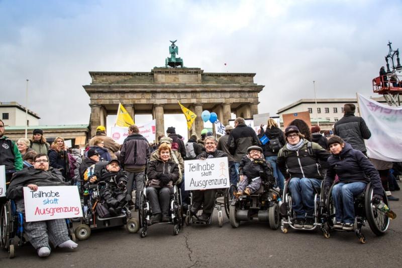 Gruppen von Menschen mit Behinderung vor dem Brandenburger Tor in Berlin
