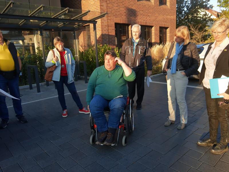 Rollstuhlfahrer Alexander Lang erläutert der Gruppe Barrierefreies Rutesheim die Anordnung der Zugangsmöglichkeiten