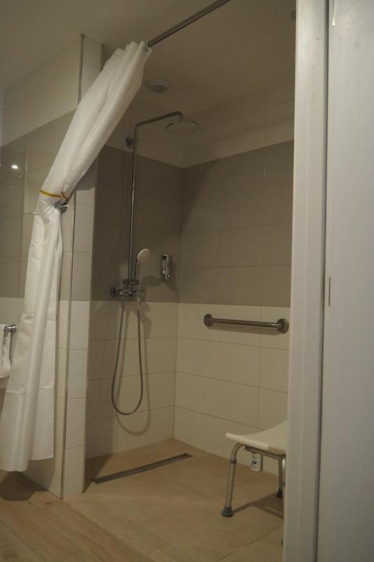 Hotel RIU Palace Riviera Maya Zimmer 162 Badezimmer Bild 05: Blick in die befahrbare Dusche mit mobilem Duschsitz