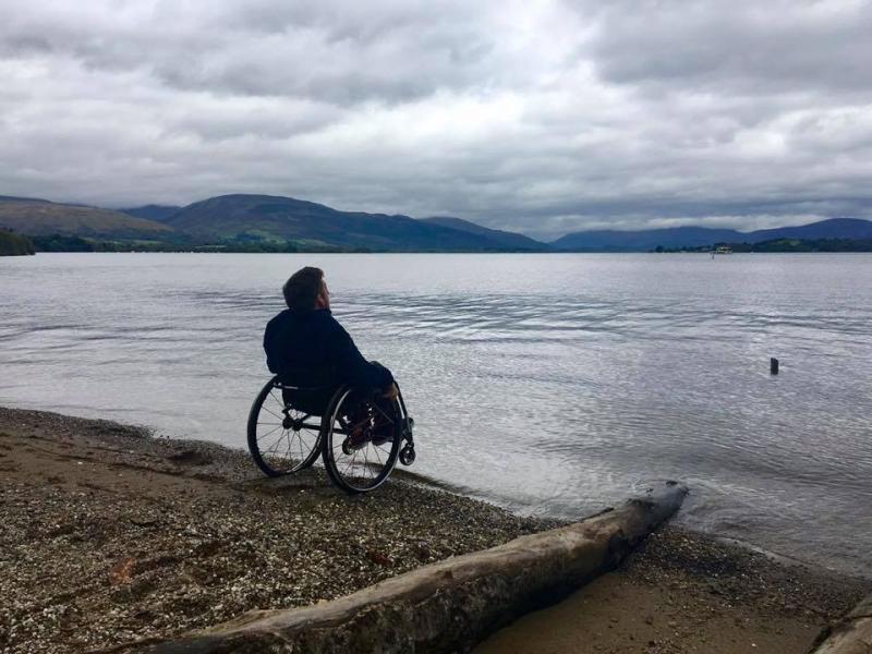 Rollstuhlfahrer und Autor Antony schaut auf des See