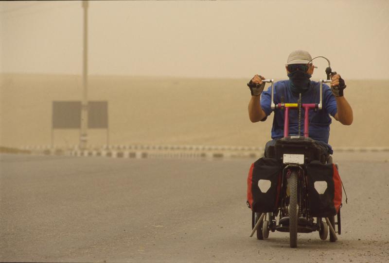 Weltreisender Handbiker Andreas Proeve in der Wüste Iraks