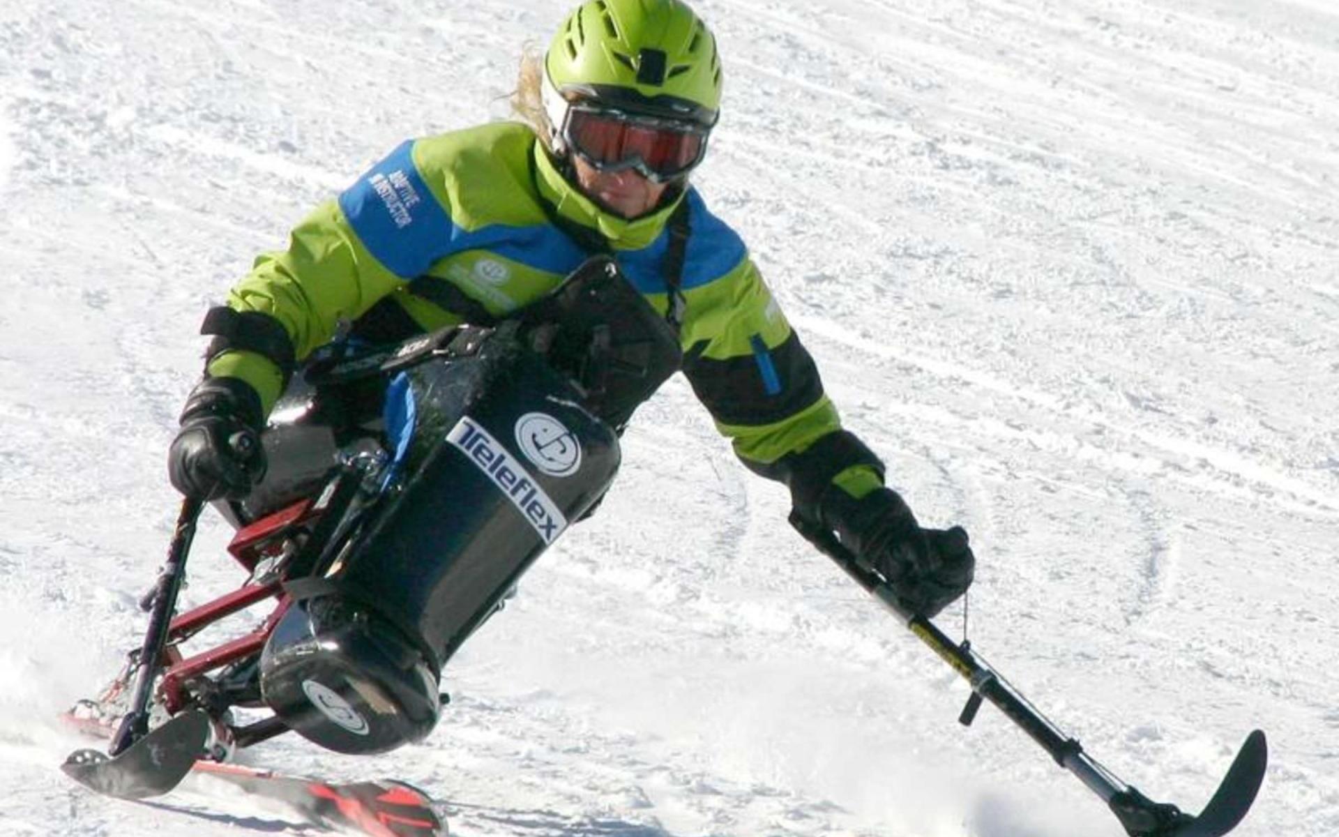 Gerda Pamler ist Weltmeisterin und Paralympic-Siegerin im Monoskifahren. Sie sagt: Skifahren ist für so gut wie jeden trotz Behinderung möglich. © Gerda Pamler/dpa-tmn