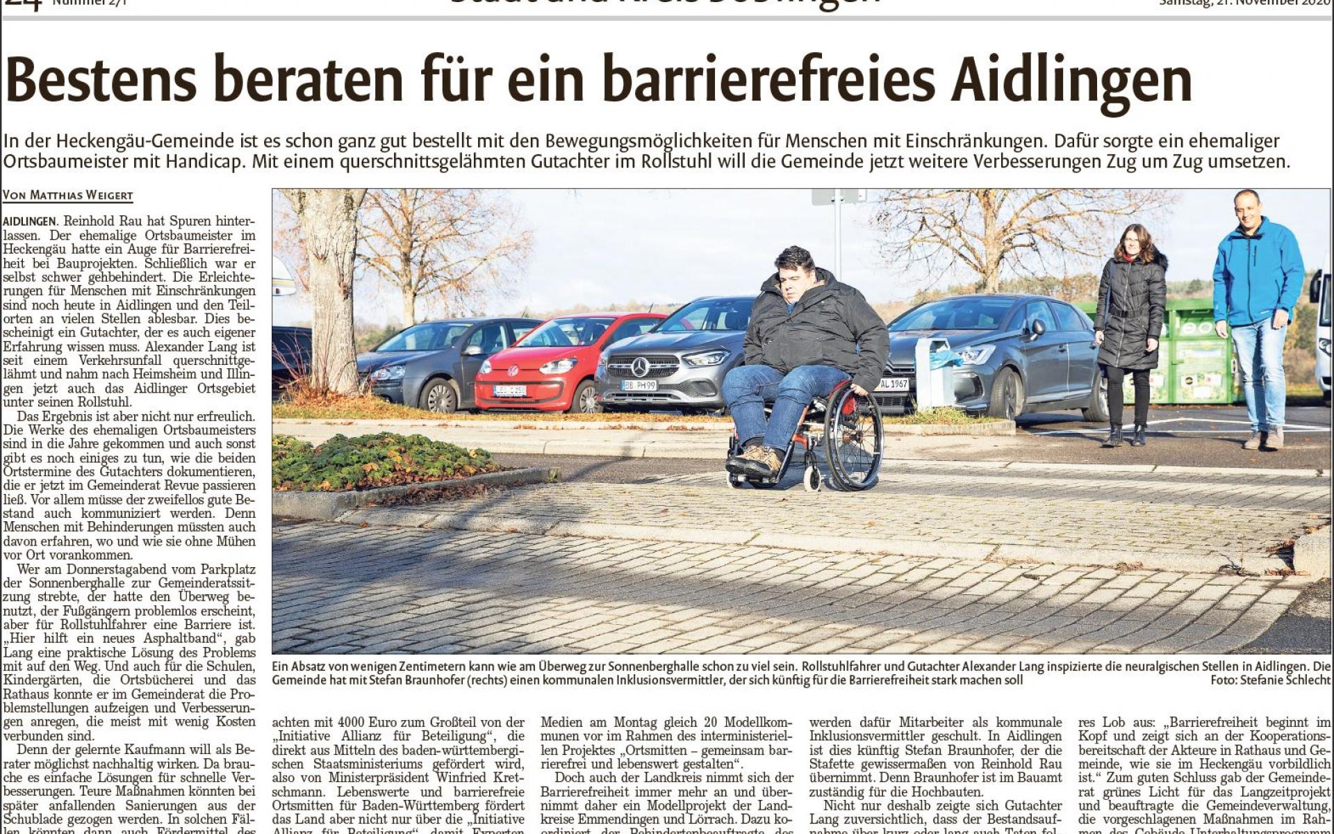 Bild zeigt Bericht aus der Böblinger Kreiszeitung und Bild wie Rollstuhlfaher auf Barrieren aufmerksam macht