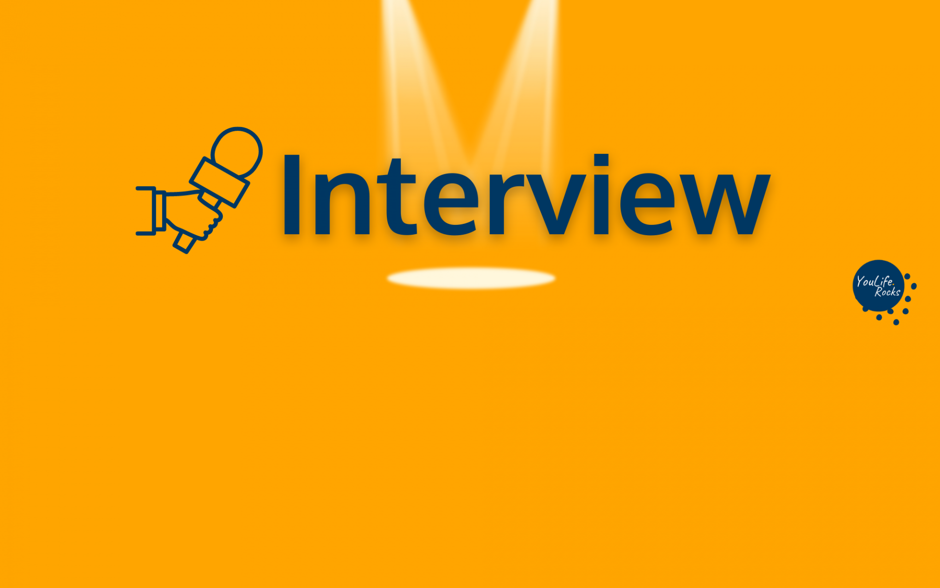 Schriftzug "Interview" in blauer Farbe, der Hintergrund ist orange. Der Schriftzug hat einen Schlagschatten und wird von oben von einem Spot angestrahlt. Links ist eine gezeichnete hand die ein Mikrofon hinstreckt.