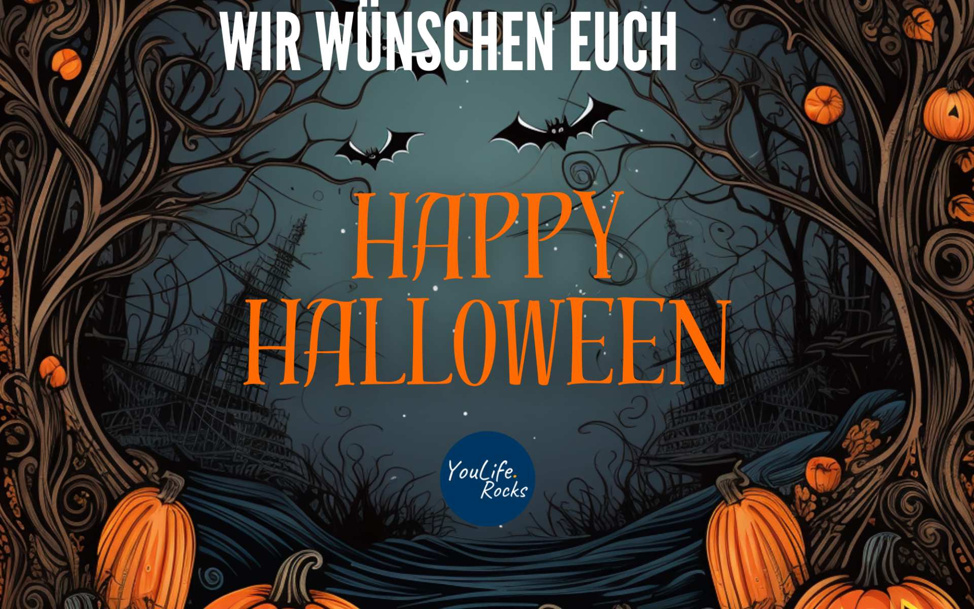 Ein dunkler Waldpfad umrandet von Kürbissen. In der Ferne ist das YouLife.Rocks Logo zu sehen. Zentral der Schriftzug Wir wünschen euch Happy Halloween.