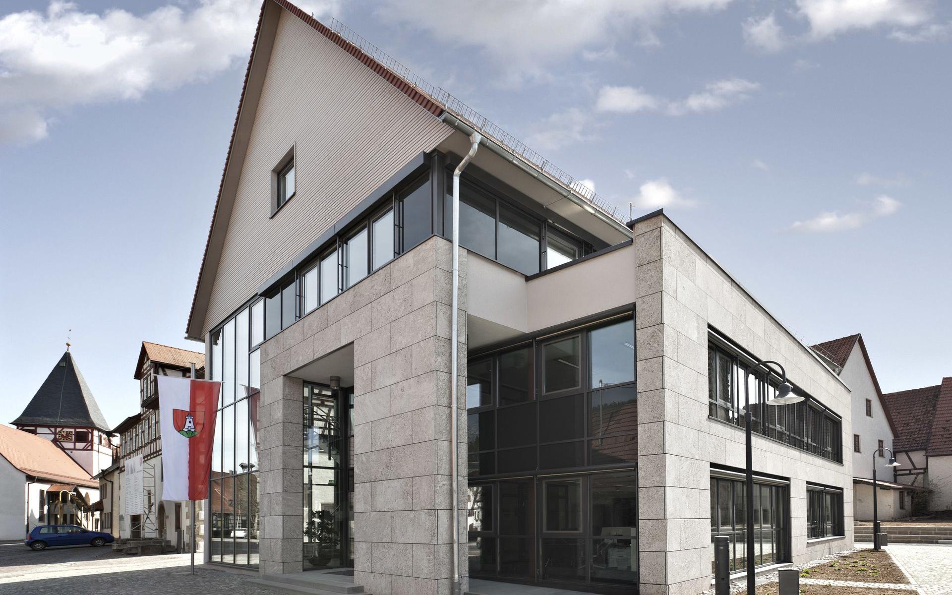 Bild zeigt Front und linke Seite des neuen Rathaus in Mönsheim