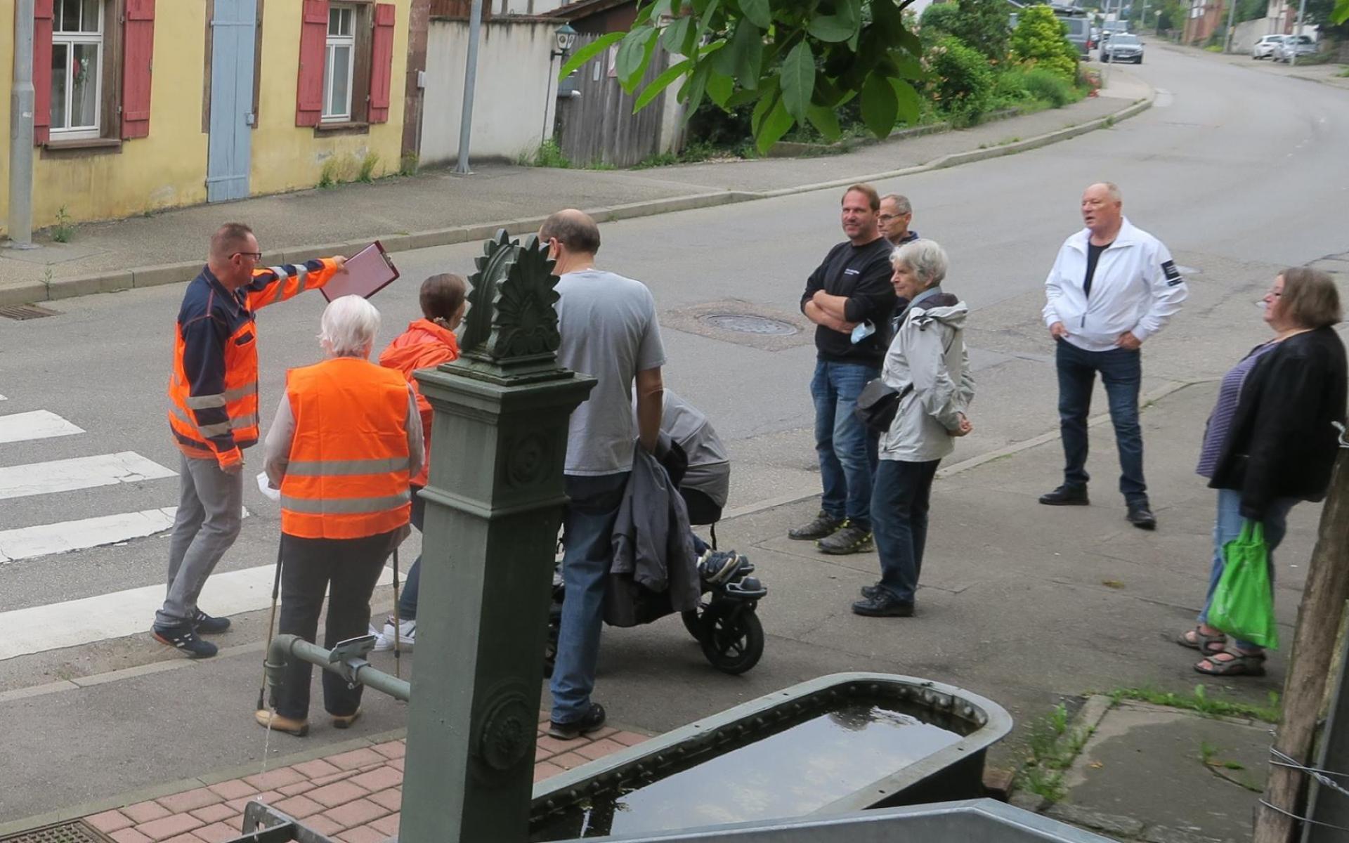 Gruppe besichtigt Heimsheim zum erfassen der Barrierefreiheit