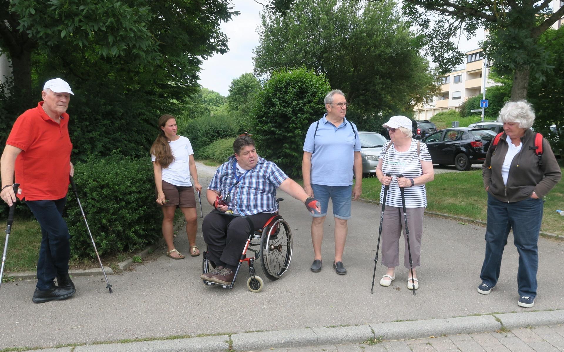 Personengruppe einer im Rollstuhl bei Begehung in Stadt Heimsheim