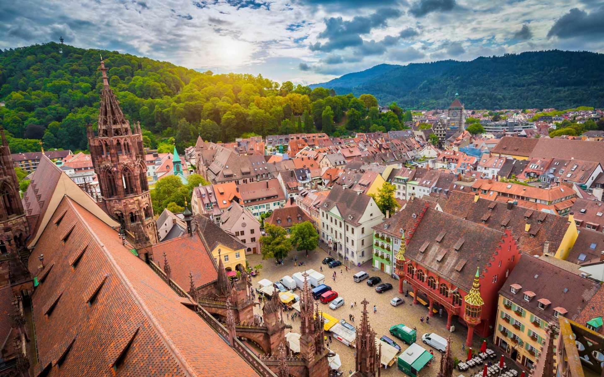 Bild zeigt Luftaufnahme mit Blick auf das Dach des Münsters in Freiburg