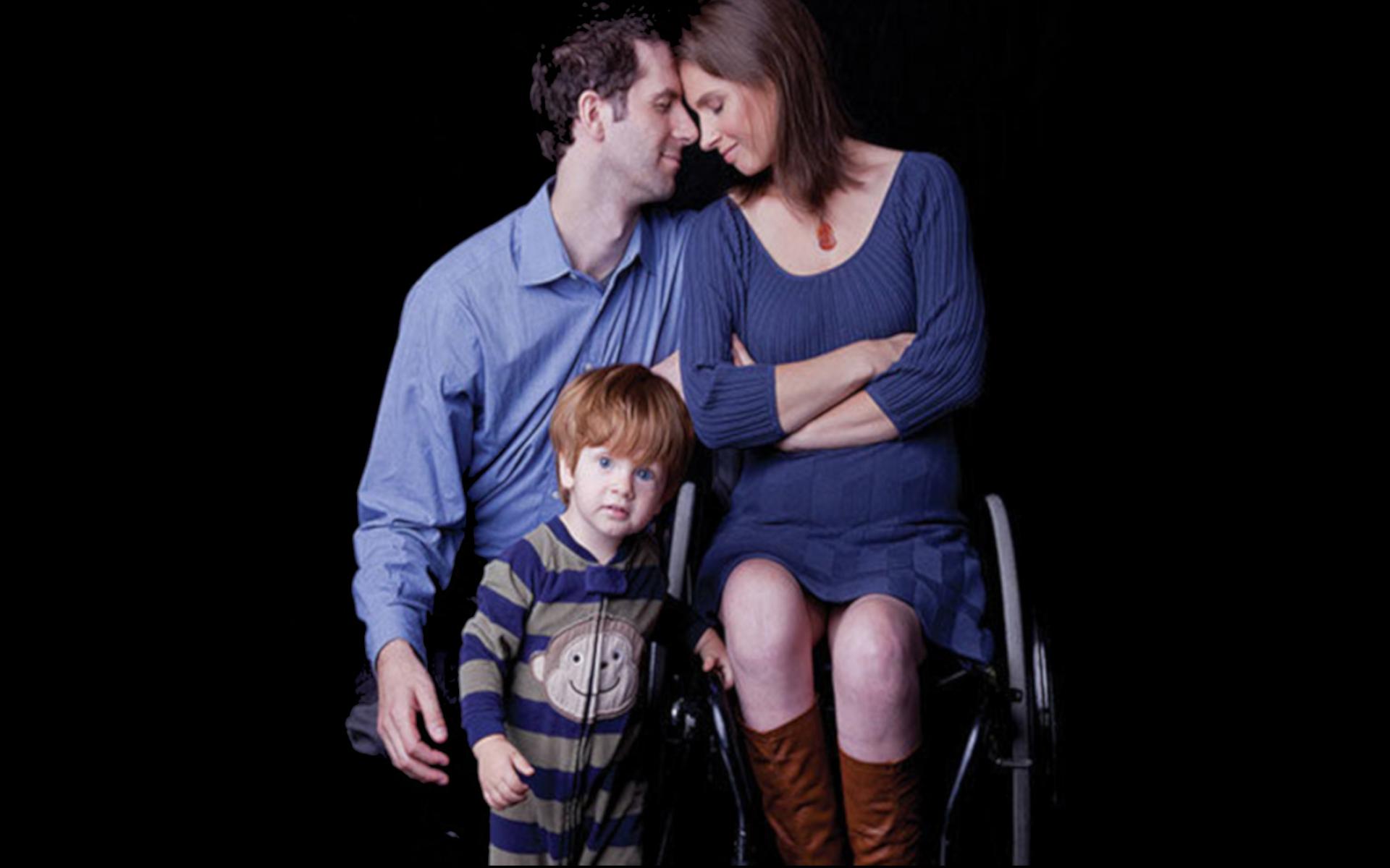 Mutter im Rollstuhl mit ihrer Familie