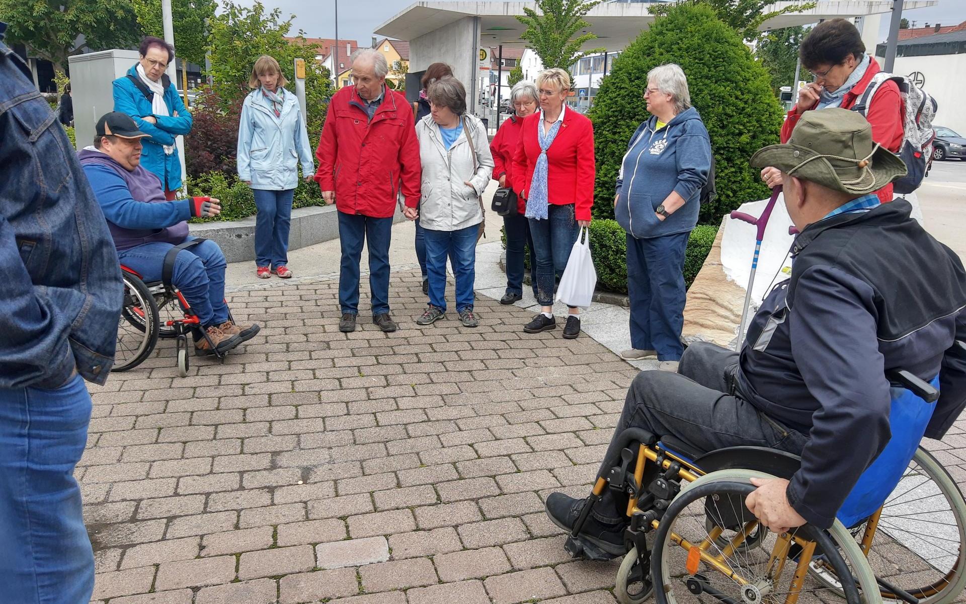 Gruppe Barrierefreies Rutesheim untersucht den Zustand der Seestrasse