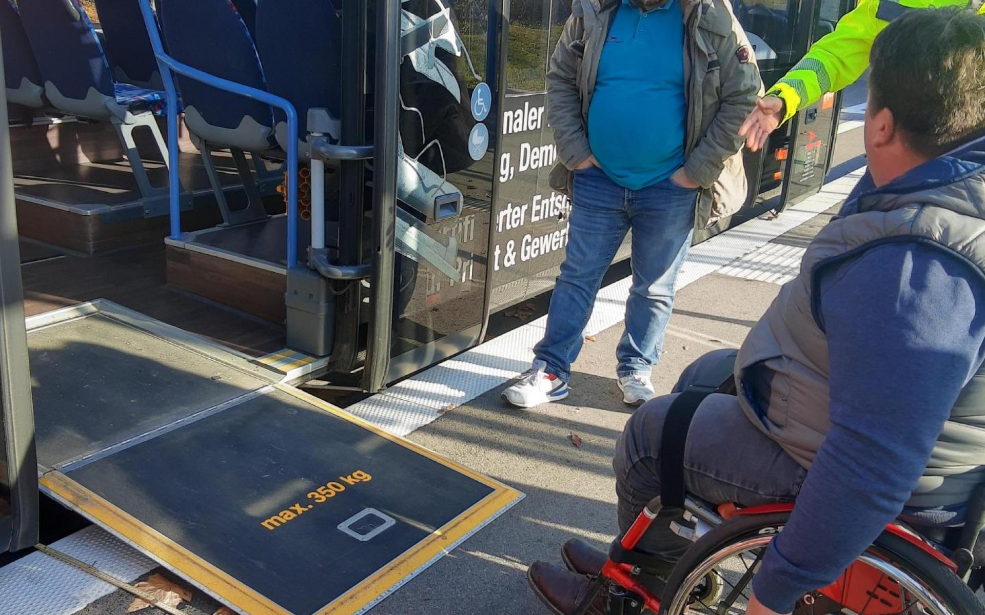 Bild zeigt Rollstuhlfahrer beim Einsteigen in einem Bus mit einer Rampe