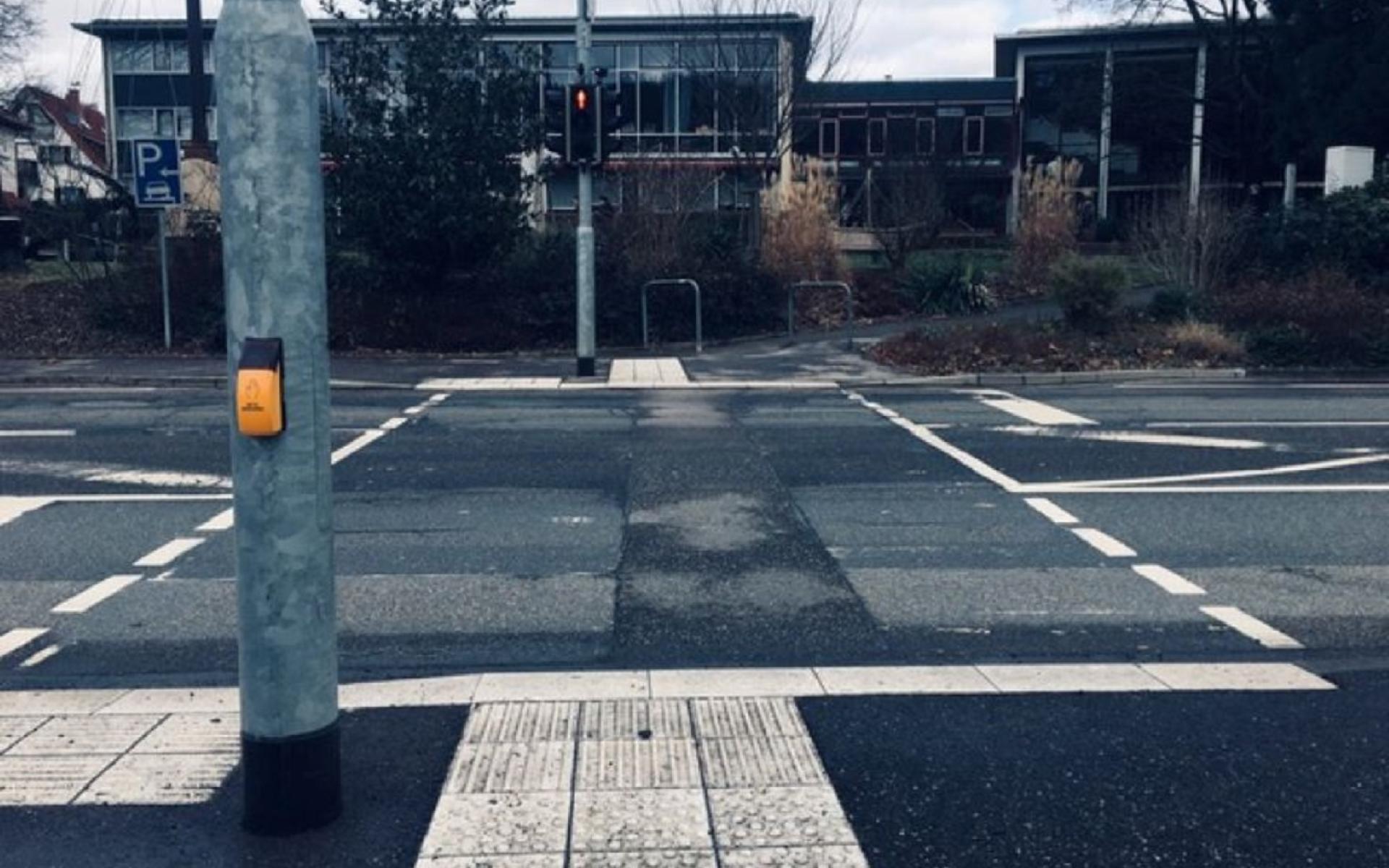 Bild zeigt eine geteilte Querungstelle mit Ampel und takilem Leitsystem