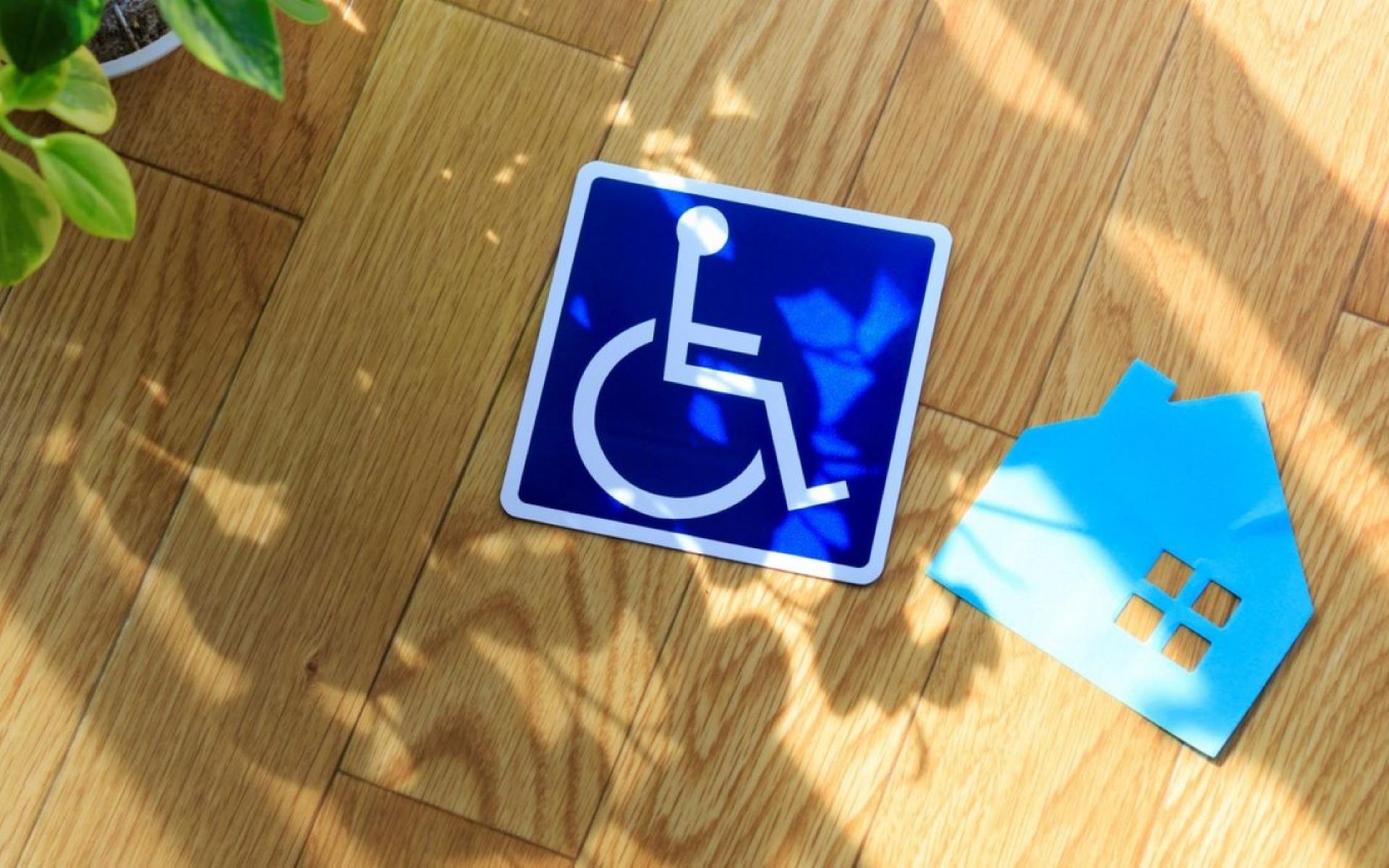 Internetfund wegen der Dringlichkeit zeigt Rollstuhl - Logo und ausgeschnittenes Bild