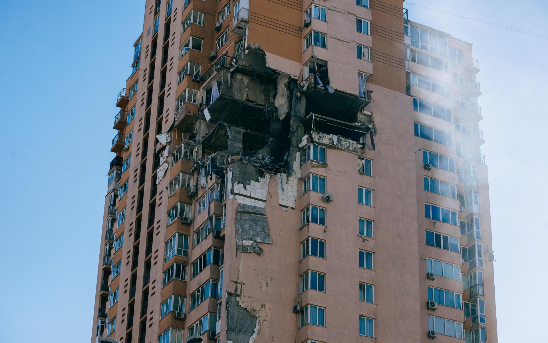 Bild zeigt zerstörtes Hochhaus in der Ukraine
