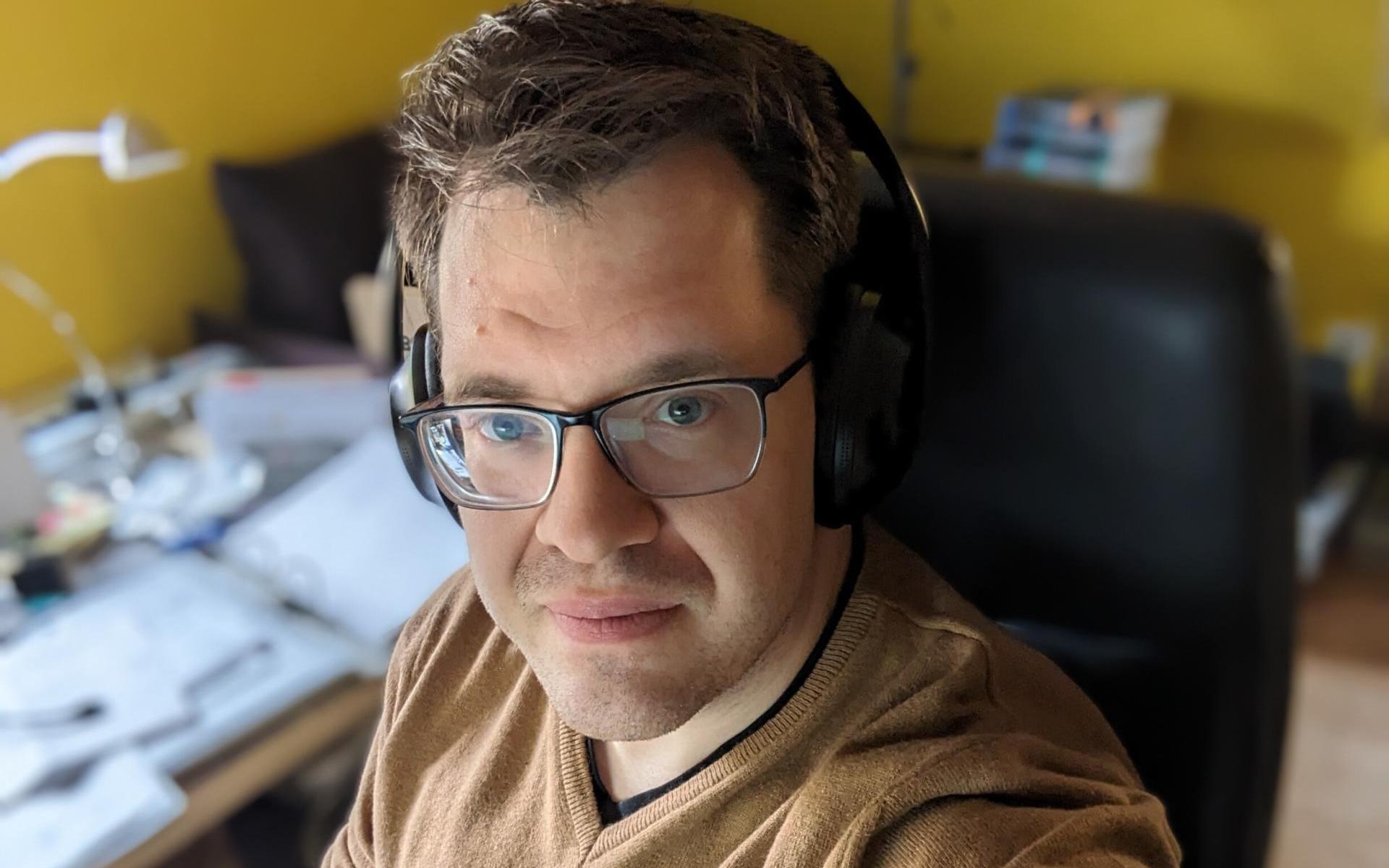 Philipp sitzt an seinem Schreibtisch