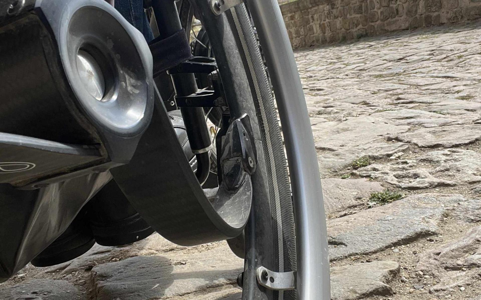 Bild Zeigt ein Rollstuhlrad welches durch Soßdämper im Rad gefedert ist