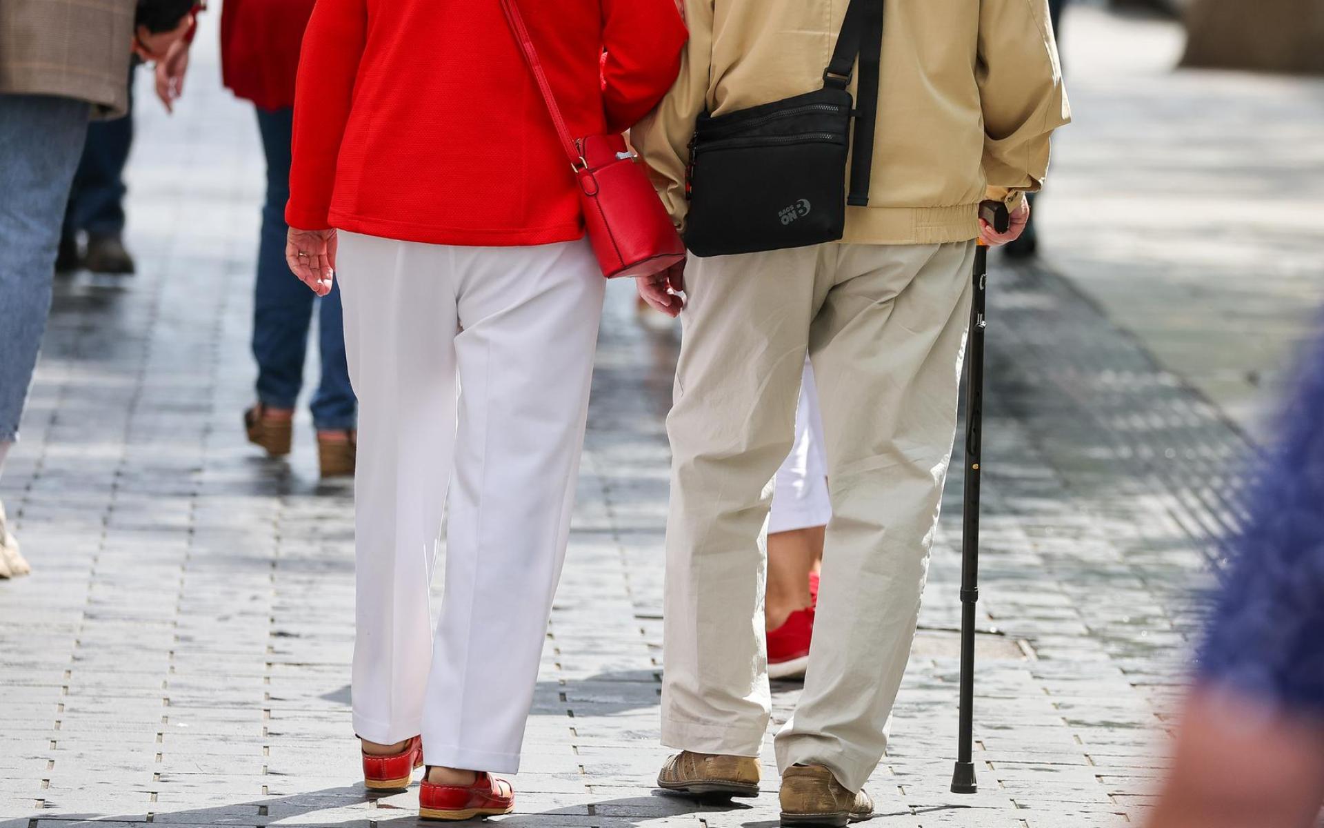 Ein Seniorenpaar geht durch die Leipziger Innenstadt. (dpa / Jan Woitas)