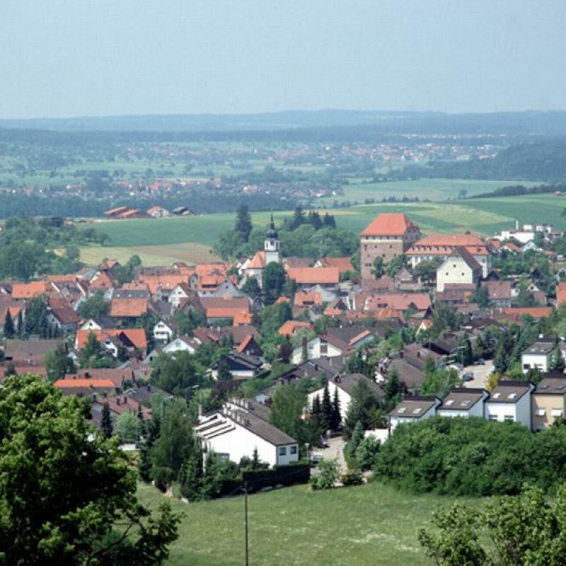 Bild Zeigt die Stadt Heimsheim von Osten mit Kirche / Schloss / Schlegerkasten