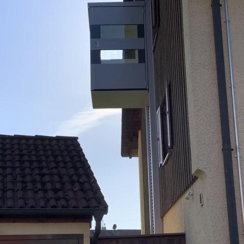 Kabine von Lift für Behinderte an der Aussenseite eines Hauses