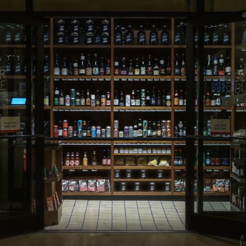 Bild zeigt eine wunderschöen Getränkehandlung mit hunderten Dosen und Flaschen