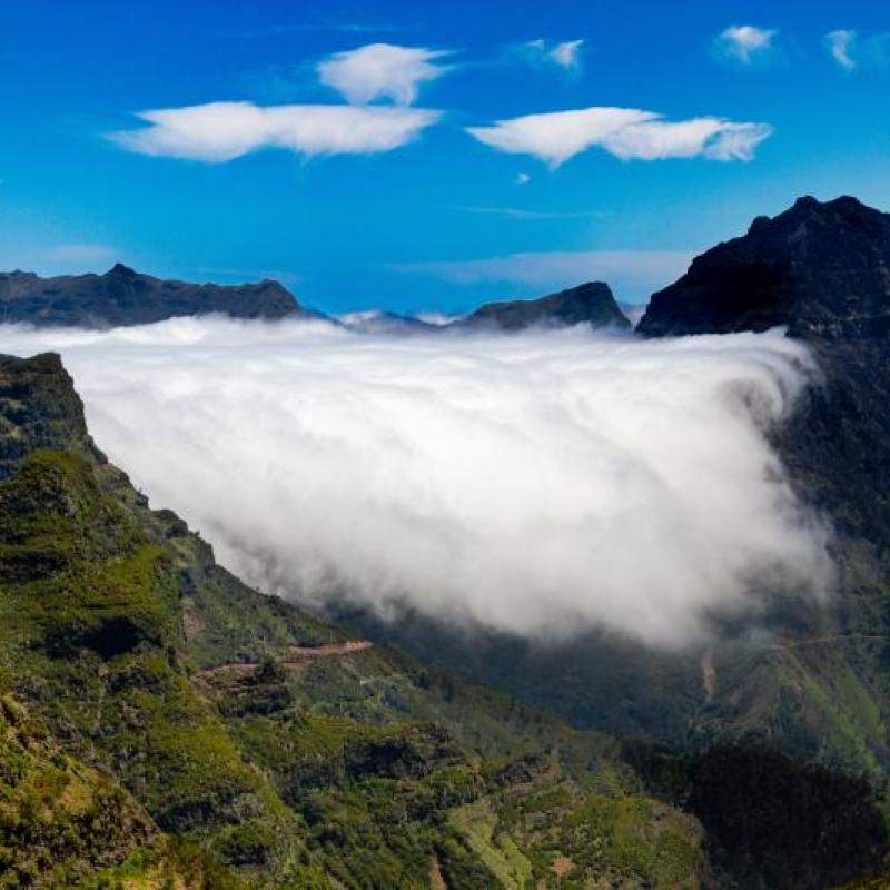 Photo by Marco De Luca on Unsplash Blick in ein hochgebirgetal auf Madeira das von einer Wolkendecke bedeckt ist