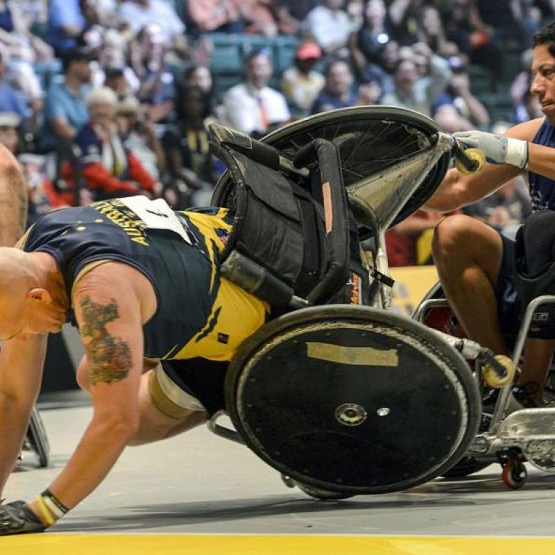 Rollstuhl Rugby foul zweier Spieler einer fällt aus dem Stuhl