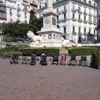 eine Reihe leerer Rollstühle auf einet Piaza in Neapel