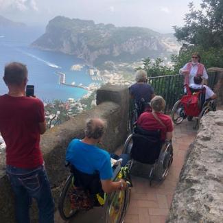 Gruppe von Rollstuhlfahrer auf einm Weg über Neapel
