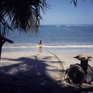 Am Strand in der nierigsten Gangart - krichen der Rollstuhl steht alleine