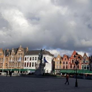 Stadtansicht von Brügge: Der Markt, bunte mittelalterliche Fassaden vor drohenden Wolken