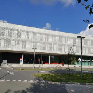 Das Polizeihauptquartier von Brügge, ein großes, weißes, luftiges, modernes Gebäude.