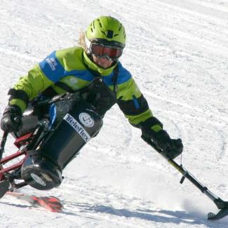 Gerda Pamler ist Weltmeisterin und Paralympic-Siegerin im Monoskifahren. Sie sagt: Skifahren ist für so gut wie jeden trotz Behinderung möglich. © Gerda Pamler/dpa-tmn