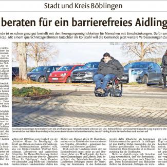 Bild zeigt Bericht aus der Böblinger Kreiszeitung und Bild wie Rollstuhlfaher auf Barrieren aufmerksam macht