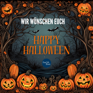 Ein dunkler Waldpfad umrandet von Kürbissen. In der Ferne ist das YouLife.Rocks Logo zu sehen. Zentral der Schriftzug Wir wünschen euch Happy Halloween.